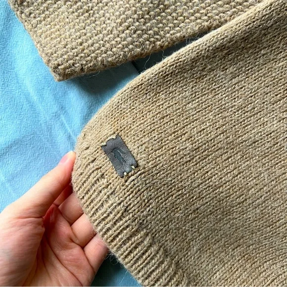 Lacoste camel sweater with leather stample - Picture 4 of 4